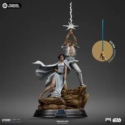 Estatueta Star Wars com Luke e Leia em base rochosa com sabre de luz azul extra