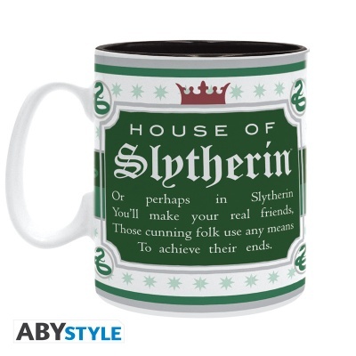 Caneca branca com interior preto e design verde com texto HOUSE OF SLYTHERIN e coroa vermelha