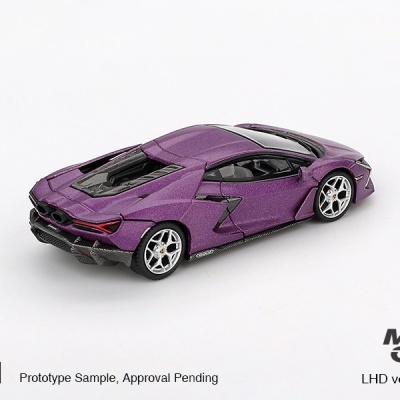 Carro miniatura roxo com detalhes em preto e rodas prateadas sobre fundo branco