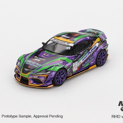 Miniatura de carro de corrida colorido em roxo, verde e laranja com inscrições em fundo branco