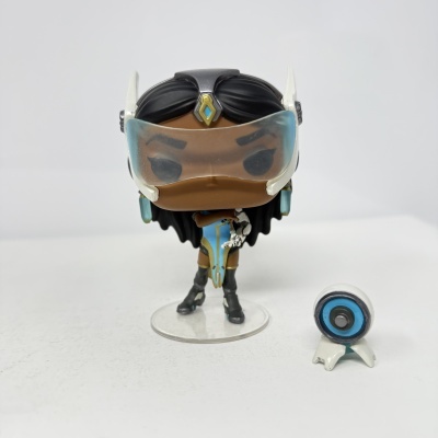 Figura de vinil com viseira e drone azul e branco em fundo branco