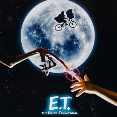 Poster do filme E.T. THE EXTRA-TERRESTRIAL com Lua e mãos a tocar-se