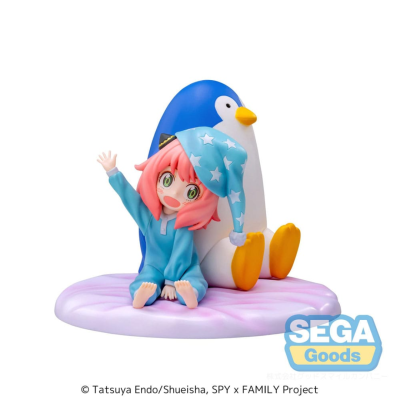 Figura colecionável de menina de pijama azul e pinguim azul sobre base roxa