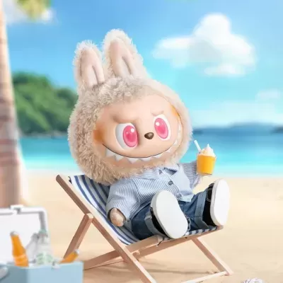 Boneco com cabeça peluda de coelho sentado numa cadeira de praia com bebida na mão