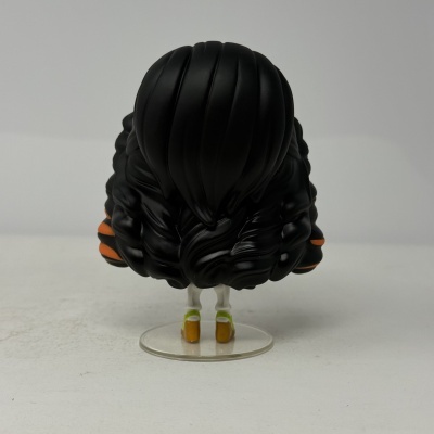 Figura de colecionador em vinil com cabelo preto encaracolado e sapatos castanhos