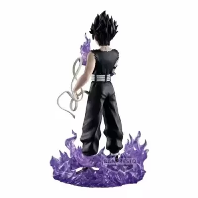 Figura de ação de personagem masculino com cabelo e roupa preta em base com chamas roxas