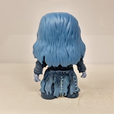 Figura de ação vista de costas com cabelo azul e roupa detalhada azul escura.