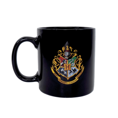 Caneca preta com brasão colorido de Hogwarts e lema em latim