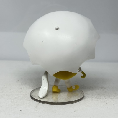 Figura de brinquedo com guarda-chuva branco e botas amarelas