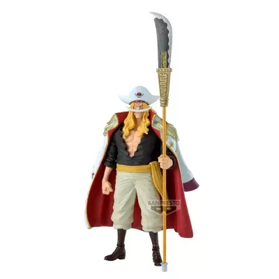 Figura de ação banpresto personagem com chapéu branco, casaco branco e vermelho, calças brancas e arma longa.