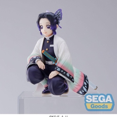 Figura colecionável de personagem com capa branca colorida e espada