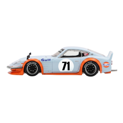 Carro de corrida modelo azul claro e laranja com número 71 e logotipos Gulf e Goodyear