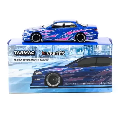 Miniatura azul de Toyota Mark II JZX100 com decalques em rosa e roxo na caixa azul