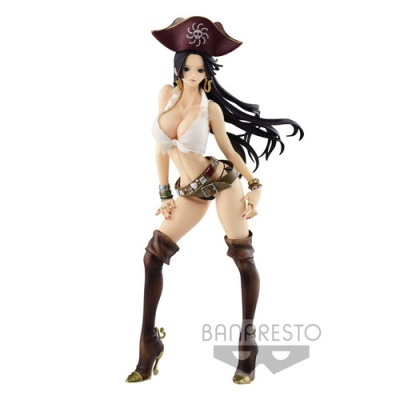 Estátua de figura pirata feminina com roupa branca e castanha, chapéu e botas altas, em fundo branco
