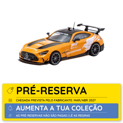 Miniatura de carro de corridas Mercedes AMG Safety Car laranja e preto com logotipos em fundo branco