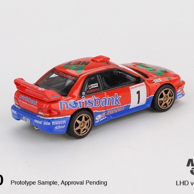 Miniatura de carro de corrida Subaru em vermelho e azul com texto norisbank e número 1