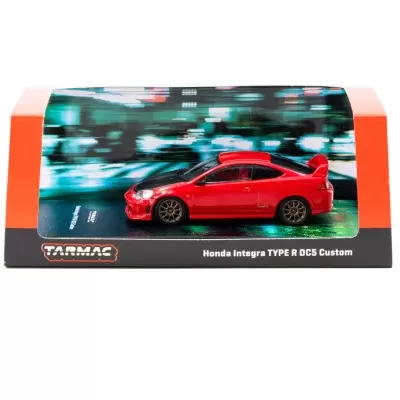 Miniatura de um carro vermelho Honda Integra TYPE R DC5 Custom numa embalagem.