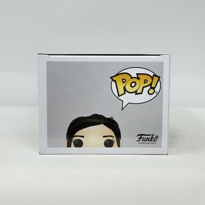 caixa branca com imagem do topo da cabeça de figura Pop! e texto POP! e Funko