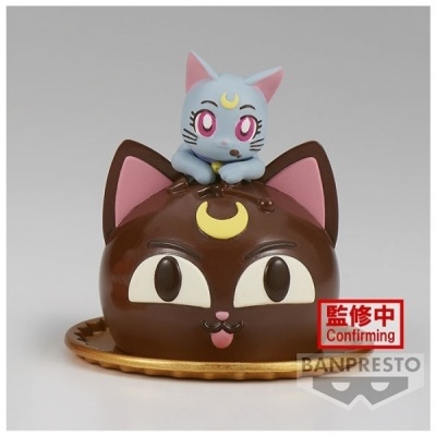Figura decorativa de gato castanho com uma figura azul em cima e texto Confirming e BANPRESTO