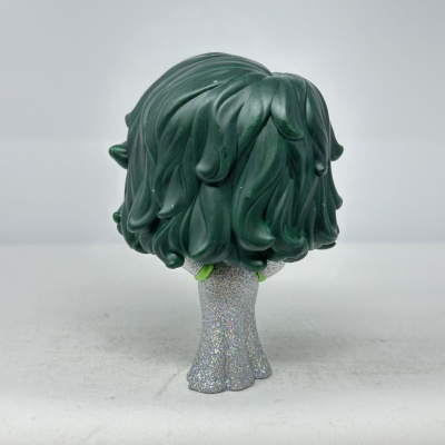 Figura colecionável com cabelo verde escuro e vestido prateado brilhante vista de costas
