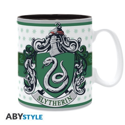 Caneca branca e preta com brasão da casa Slytherin e texto SLYTHERIN.
