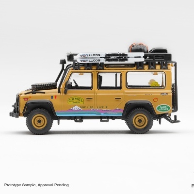 Miniatura de carrinha Land Rover Defender amarela com acessórios no tejadilho