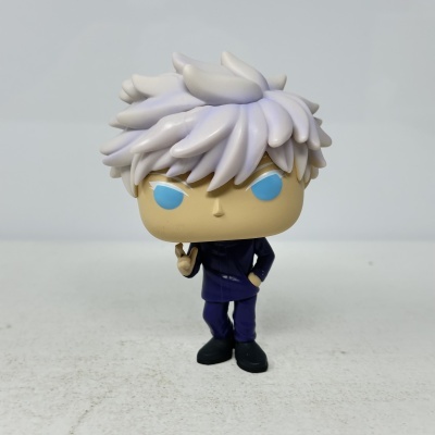 Figura colecionável com cabelo branco e roupa azul escura