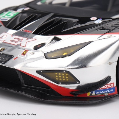 Miniatura de carro de corrida preto e prateado com adesivos e pneus Michelin