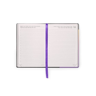 Agenda diária aberta com marcador roxo