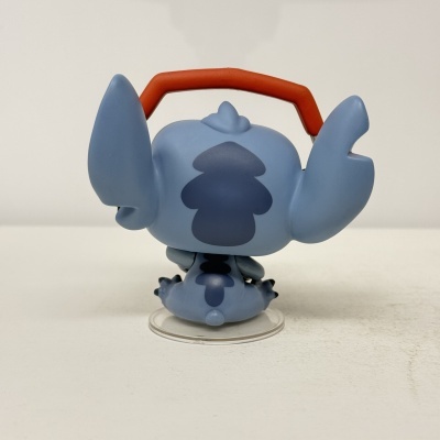 Figura colecionável azul com cabo vermelho vista de costas