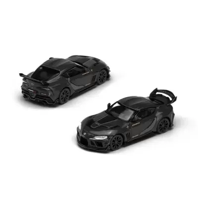 Duas miniaturas de carros Toyota Supra pretos com detalhes dourados
