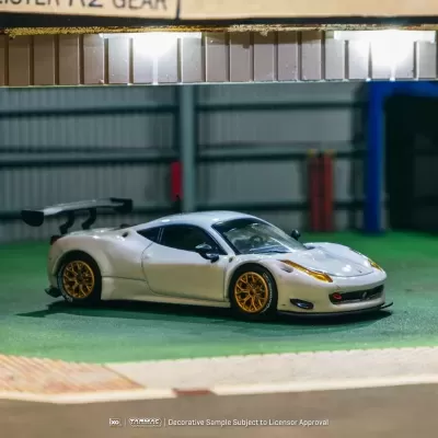 Miniatura de carro desportivo branco com rodas douradas numa garagem em miniatura
