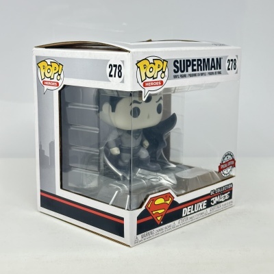 Figura Pop! Heroes Super-Homem deluxe número 278 em caixa branca com janela transparente