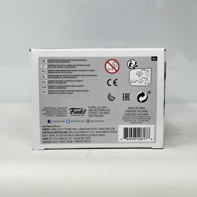 Caixa branca com texto de segurança e informações do fabricante Funko