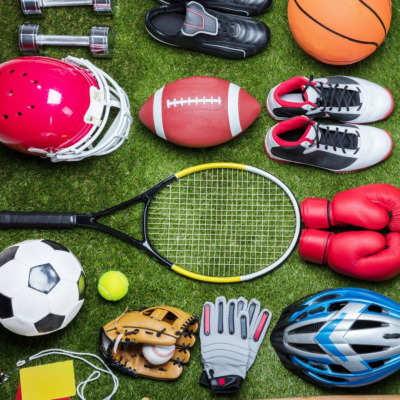 Acessórios desportivos variados sobre relva artificial