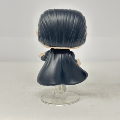 Figura Funko Pop preta de costas com capa e base transparente