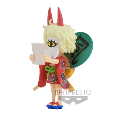 Figura colecionável de personagem loira com máscara, chifres vermelhos, vestido floral e asas verdes segurando papel branco.