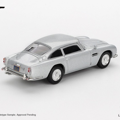 Miniatura de carro clássico prateado com matrícula 56526 e logotipos 007 e MINI GT