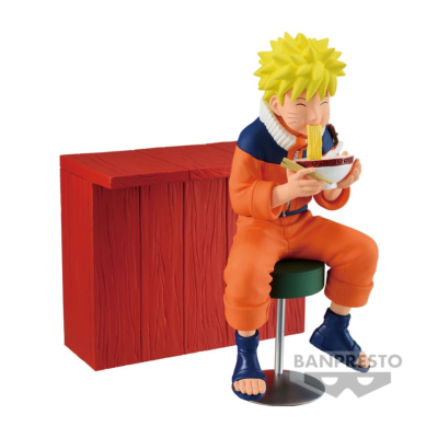Figura colecionável do personagem Naruto a comer noodles sentado ao lado de caixa vermelha em fundo branco