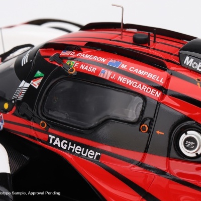 Modelo de carro de corrida vermelho, preto e branco com nomes de pilotos e logótipos em destaque