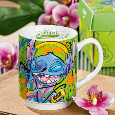Caneca branca com ilustração colorida do personagem Stitch com headphones