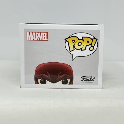 Caixa branca com desenho de boneco Funko Pop e logos Marvel e Funko.