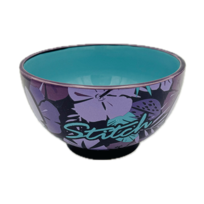 Taça azul turquesa com padrão floral roxo e texto Stitch