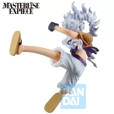 Figura de ação de personagem a dar um chute com detalhes em branco, roxo e bege em fundo branco