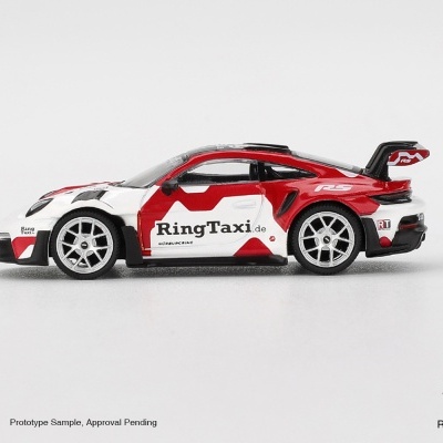Miniatura de carro desportivo branco e vermelho com asa traseira e texto RingTaxi.de