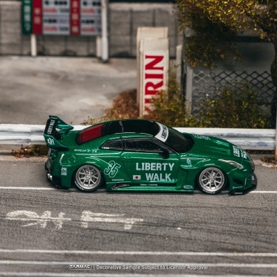 Miniatura de carro de corrida verde metálico Liberty Walk na pista