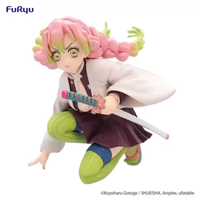 Figurinha de personagem anime com cabelo rosa e verde e espada