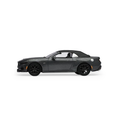 Miniatura de carrro desportivo conversível preto numa fotografia com fundo branco