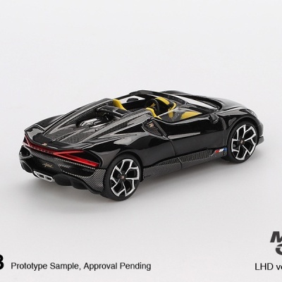 Miniatura de carro desportivo preto com detalhes amarelos e padrões de fibra de carbono