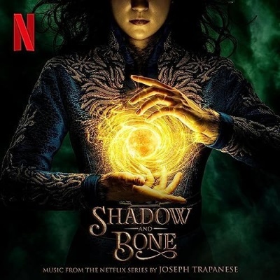 Cartaz da série Shadow and Bone com figura segurando esfera luminosa dourada